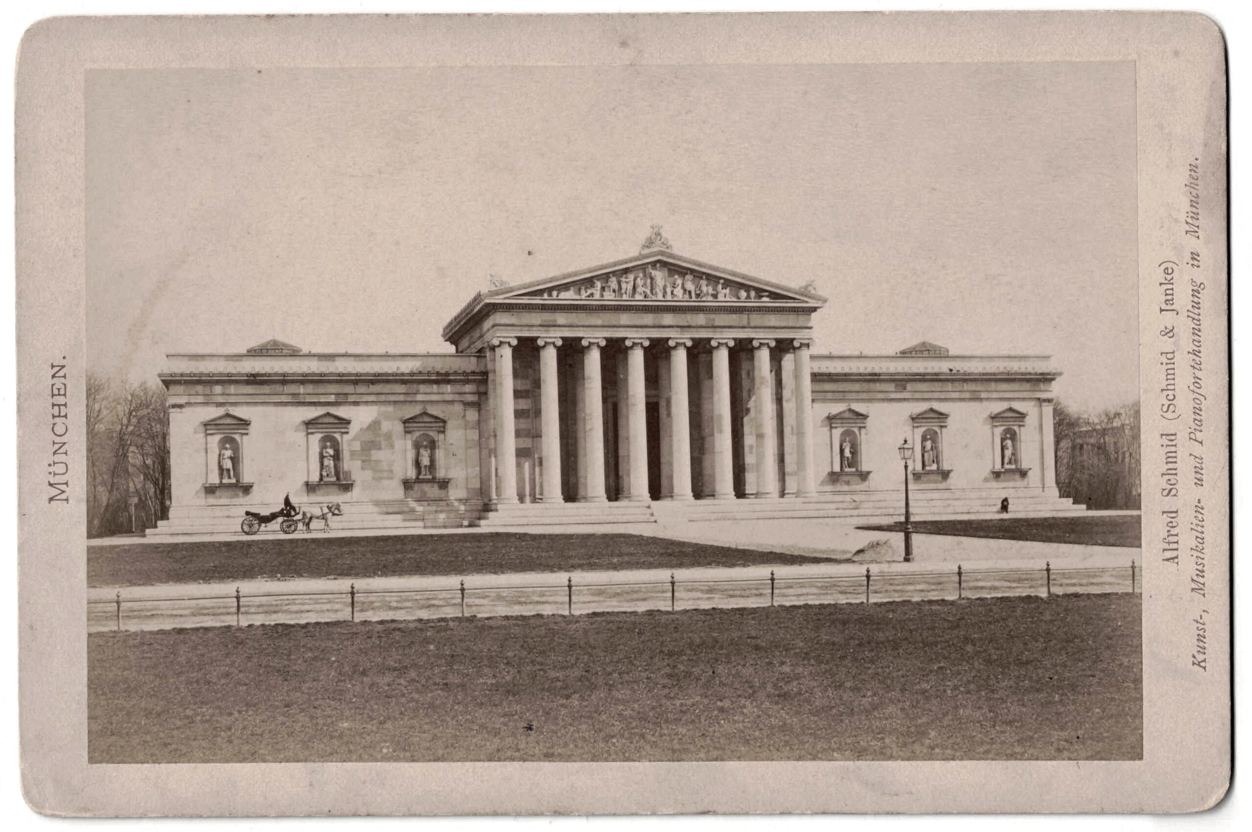 Glyptothek | Fotografie, Albuminpapier (ca. 1875) | Vertrieb: Alfred Schmid (Schmid & Janke), Kunst-, Musikalien- und Pianofortehandlung in München | Sammlung Betz, © Munich Dance Histories