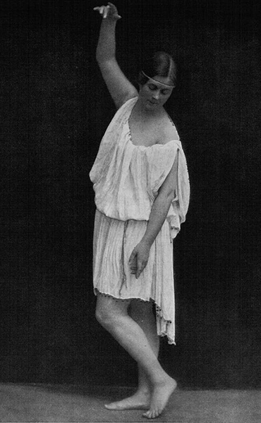 Isadora Duncan | Foto: Atelier Elvira, München | ca. 1903 | Abb. 1 in: Hans Brandenburg: »Der moderne Tanz«, München 1913