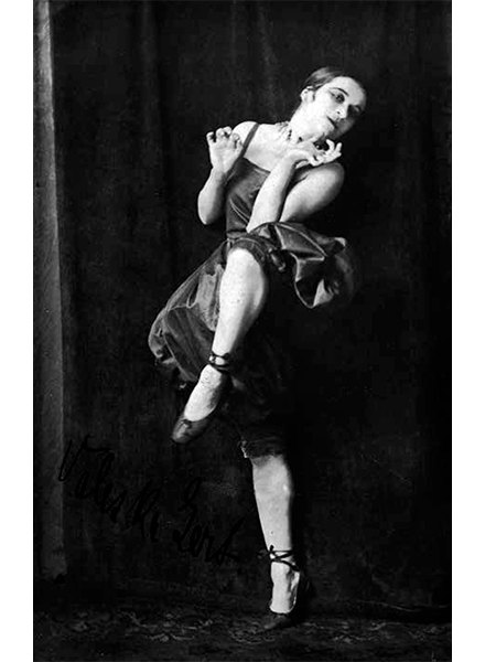 Valeska Gert in »Tanz in Orange« | Foto: Lisa Lobe, Atelier Leopold, München | 1918 | von Valeska Gert signiert | © Deutsches Theatermuseum, Inv. Nr. II 29825