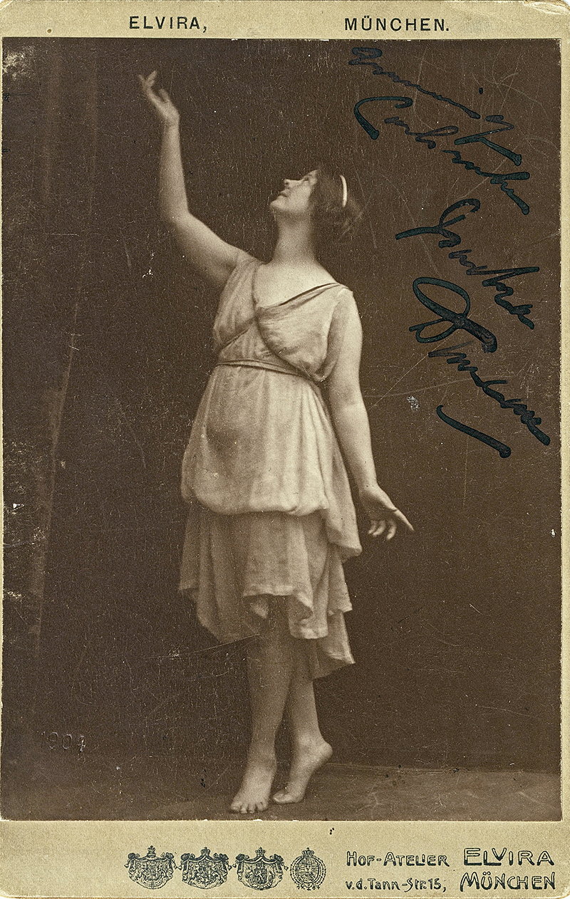 Isadora Duncan | Foto: Atelier Elvira, München | 1902 | mit Widmung von Isadora Duncan | © Deutsches Theatermuseum, Inv. Nr. II 24411