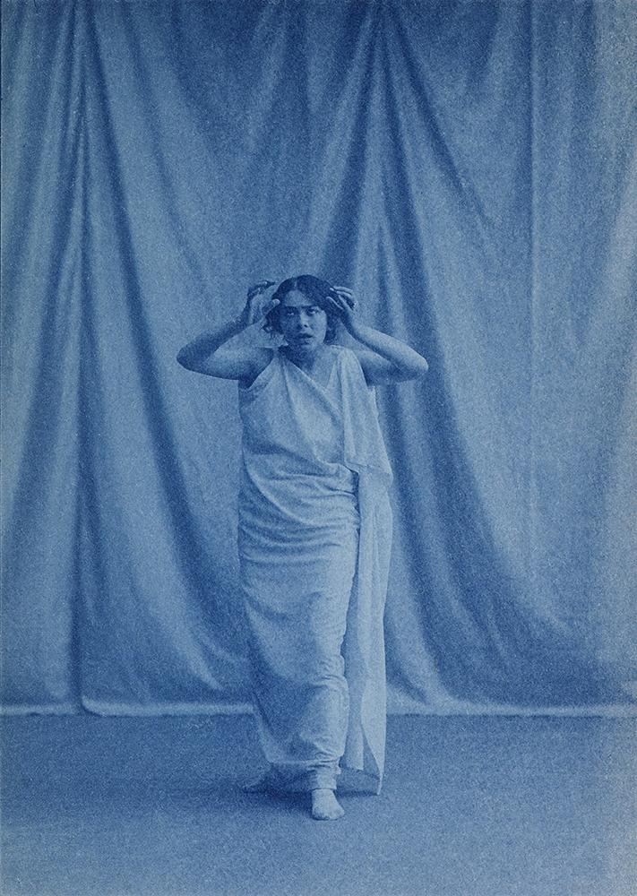 Style: "0_bge_150mm FB" Magdeleine G. tanzt unter Hypnose zu »Isoldes Tod« | Foto: Fred Boissonas | © Bibliothèque de Genève