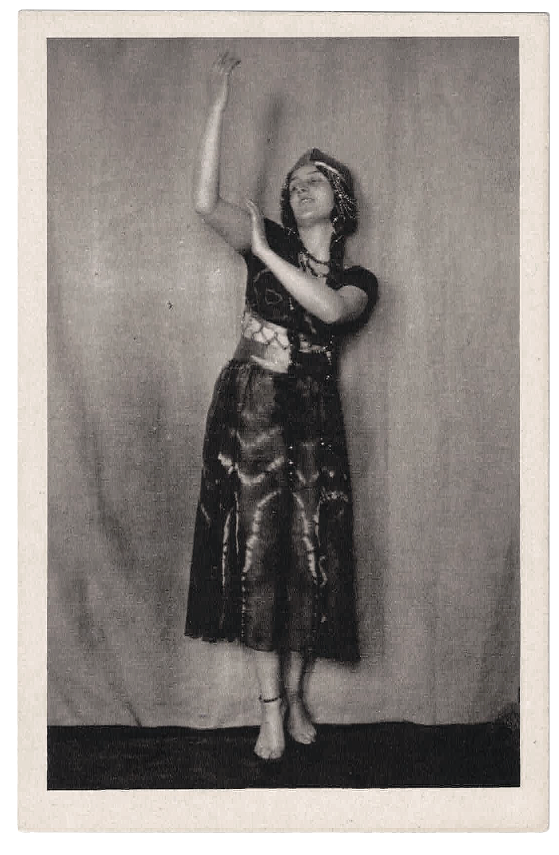 Frances Metz in Kostüm und Tanzpose | (Foto: keine Angabe) | Ansichtskarte | Radiotinto von Brend’smour, Simhart & Co. München | o. J. | © Sammlung Betz, Munich Dance Histories
