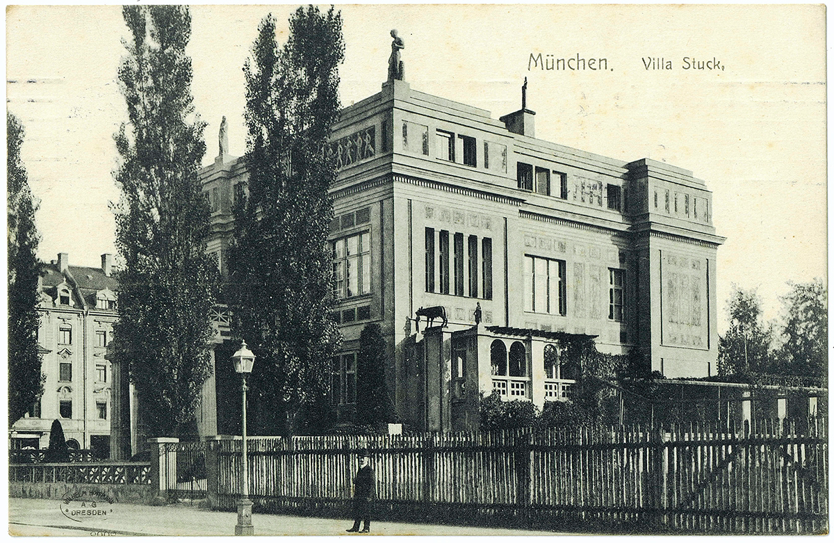 3-2-Betz_MDH_Ansichtskarten_Villa_Stuck Auf dem Isarhochufer schuf sich Franz von Stuck 1897/1898 seine Künstlervilla in »modernem« Design und antikisch-symbolistischer Ästhetik.| Ansichtskarte | © Sammlung Betz