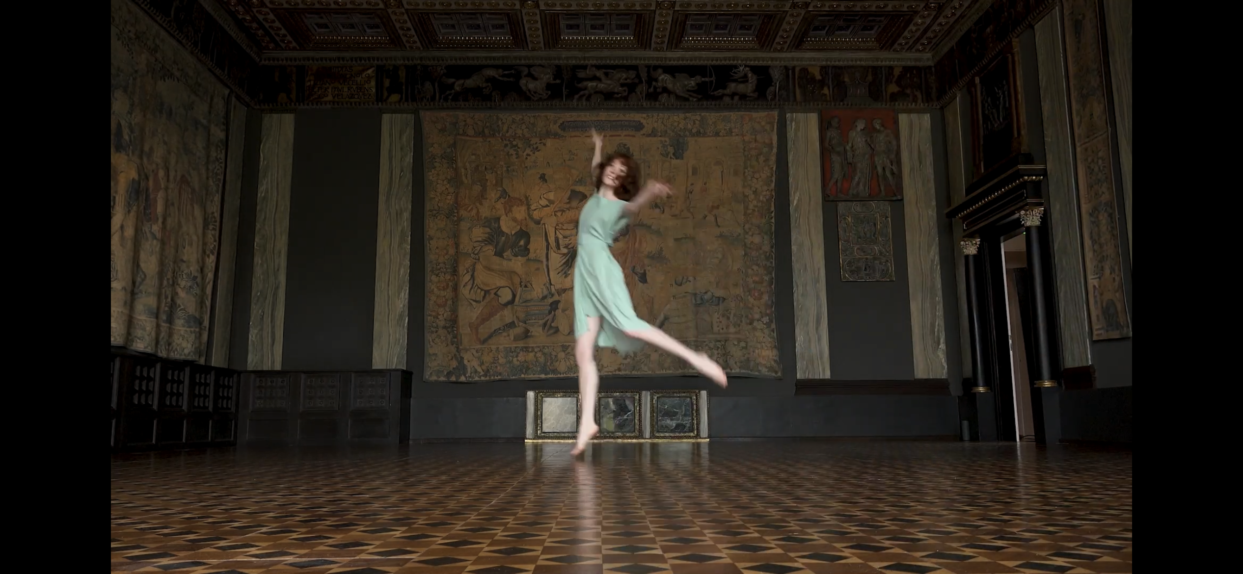Emily Schofield ist Studentin am Institut für Theaterwissenschaft der LMU München. Sie hat ihr Tanzausbildung bei der Elizabeth Duncan Schule in München 2018 begonnen. Für die Digitale DANCE History Tour (2021) interpretierte sie das berühmte Stück »Moment Musical« von Isadora Duncan im Museum Villa Stuck | Filmische Dokumentation: Benedict Mirow | © Munich Dance Histories
