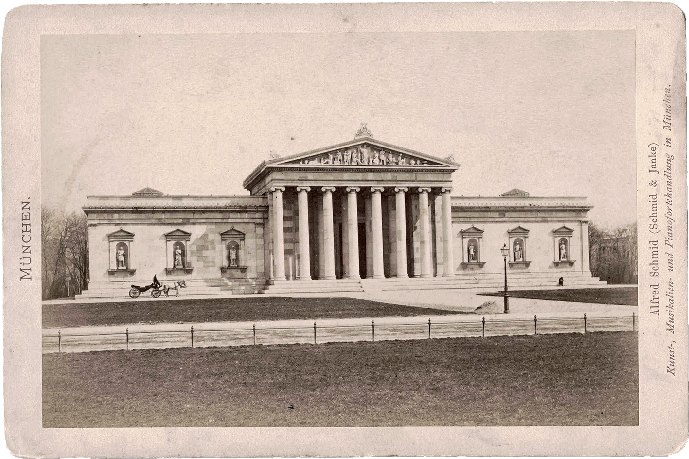 DHT_Glyptothek-600-ok Glyptothek | Fotografie, Albuminpapier (ca. 1875) | Vertrieb: Alfred Schmid (Schmid & Janke), Kunst-, Musikalien- und Pianofortehandlung in München | Sammlung Betz, © Munich Dance Histories